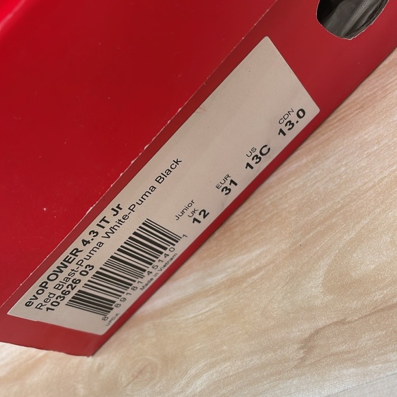 Puma soccer shoes - Picture 3 of 3